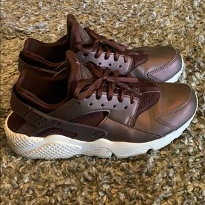 Women’s 9.5 Mahogany Hurraches
